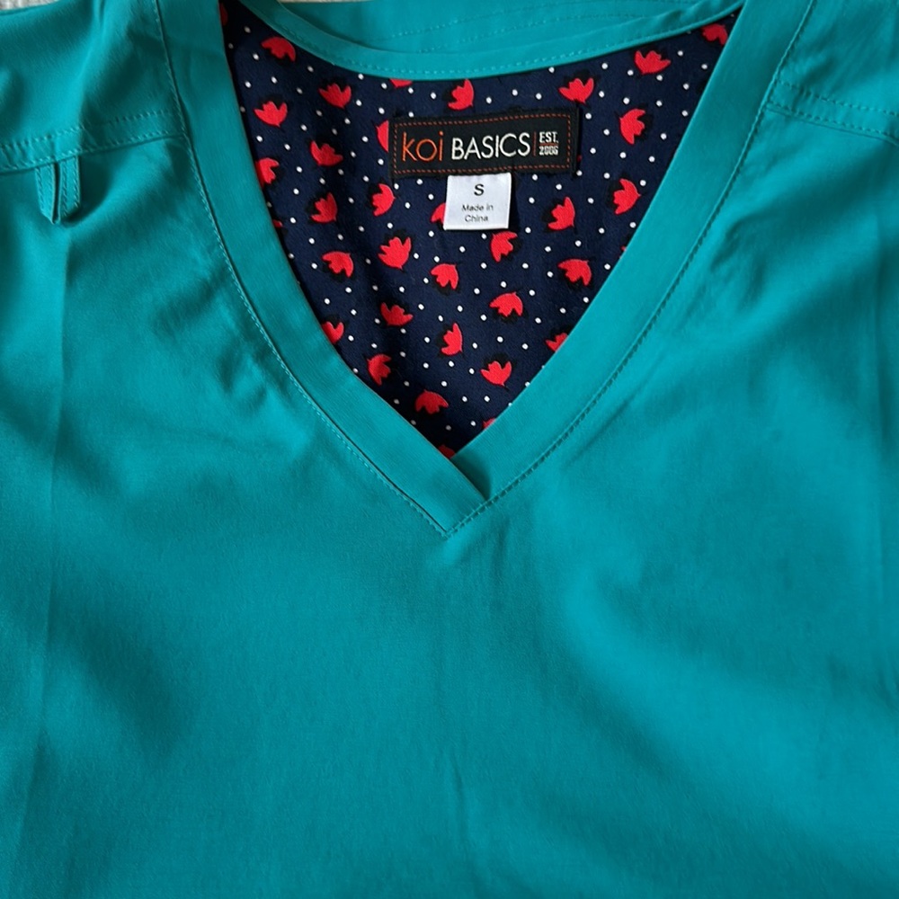 Koi Basics size small woman, scrub top - Picture 3 of 4